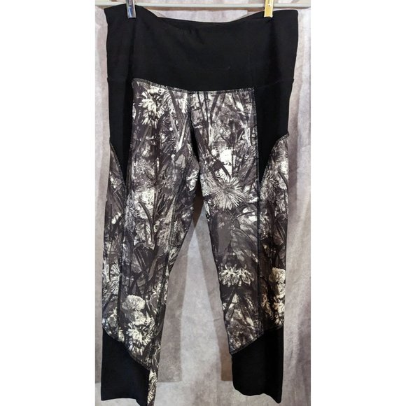 MPG Black And White Floral Capris - Picture 4 of 4
